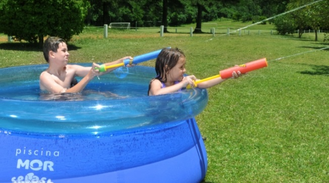Crianças brincando em piscina Mor redonda